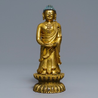 Une figure de Bouddha debout en bronze doré, Chine, Qianlong