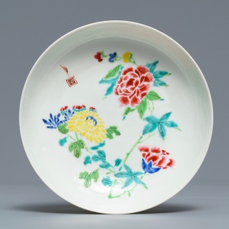 Une coupe en porcelaine de Chine famille rose, marque et époque de Yongzheng