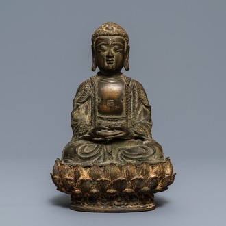 Une figure de Bouddha sur trône de lotus en bronze, Chine, Ming