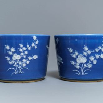 Une paire de jardinières en porcelaine de Chine blanc sur bleu, 19ème