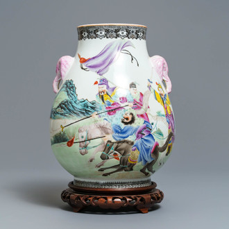 Un vase de forme 'hu' en porcelaine de Chine famille rose, marque de Qianlong, République, 20ème
