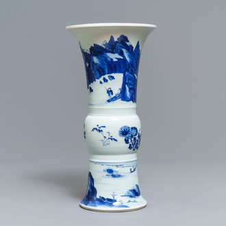 Un vase de forme 'gu' en porcelaine de Chine bleu et blanc, marque et époque de Kangxi