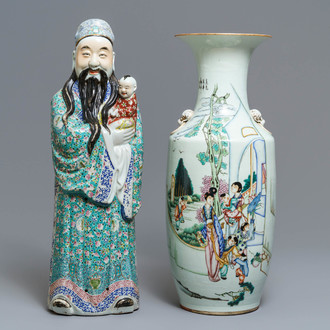 Een Chinese famille rose vaas en een figuur van Fu Xing, 19e eeuw