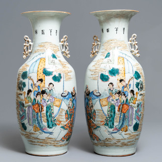 Une paire de vases en porcelaine de Chine famille rose à décor de musiciennes, 19/20ème