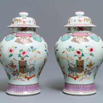 Een paar Chinese famille rose dekselvazen met decor van kostbaarheden, 18/19e eeuw