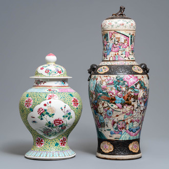 Deux vases couverts en porcelaine de Chine famille rose, 19/20ème