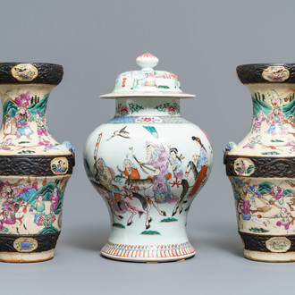 Une paire de vases en porcelaine de Chine famille rose et un vase couvert, 19ème