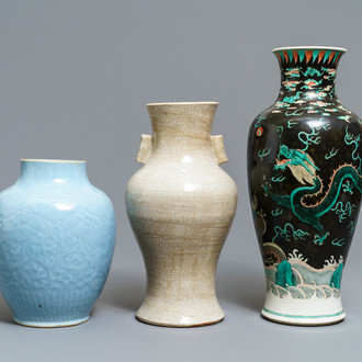 Trois vases en porcelaine de Chine monochrome et famille noire, 19ème