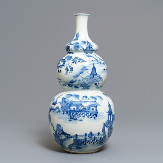 Un vase de forme triple gourde en porcelaine de Chine bleu et blanc, 19ème
