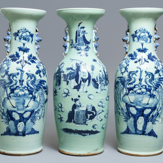 Trois vases en porcelaine de Chine bleu et blanc sur fond céladon, 19ème