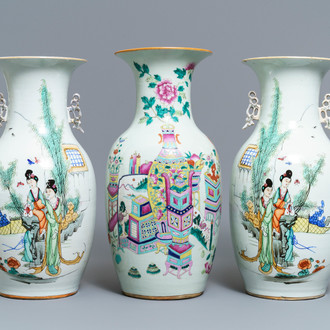 Une paire de vases en porcelaine de Chine famille rose et un à décor d'antiquités, 19/20ème