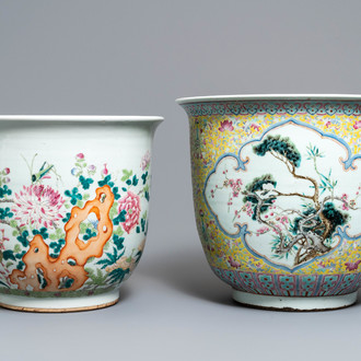 Deux grandes jardinières en porcelaine de Chine famille rose, 19ème
