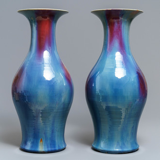 Une paire de vases en porcelaine de Chine flambé, 19ème