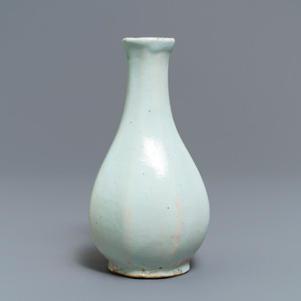 Een wit Delftse octagonale flesvormige vaas, Frankrijk of Nederland,18e eeuw