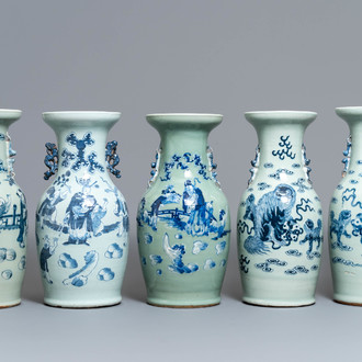 Cinq vases en porcelaine de Chine bleu et blanc sur fond céladon, 19ème
