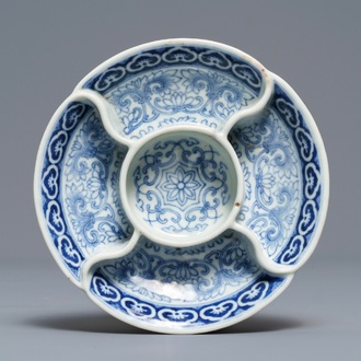 Un plat à condiments en porcelaine de Chine bleu et blanc, marque de Qianlong, 18/19ème