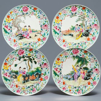 Quatre assiettes en porcelaine de Chine famille rose, marque de Guangxu, République, 20ème