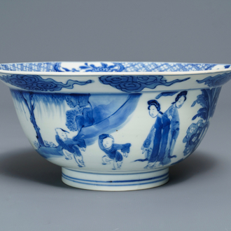 Un bol de type klapmuts en porcelaine de Chine bleu et blanc, marque de Chenghua, Kangxi