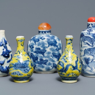 Five Chinese blue, white and yellow-ground porcelain snuff bottles, 19/20th C.