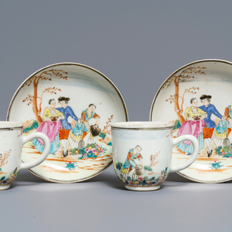 Une paire de tasses et soucoupes en porcelaine de Chine famille rose à sujet européen, Qianlong