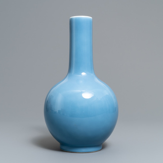 Un vase de forme bouteille en porcelaine de Chine bleu de lavende monochrome, 19/20ème