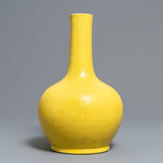 Un vase en porcelaine de Chine en jaune monochrome à décor incisé, marque Zai Fu Tang Zhi, 19ème