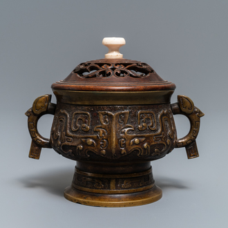 Un brûle-parfum en bronze au couvercle en bois, marque de Xuande, Chine, 19ème