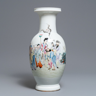 Een Chinese famille rose balustervaas met onsterfelijken, Qianlong merk, 19/20e eeuw