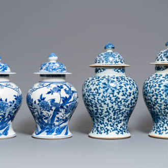 Deux paires de vases couverts en porcelaine de Chine bleu et blanc, marques de Kangxi et Chenghua, 19ème