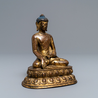 Une figure de Bouddha en bronze doré, Sino-Tibet, 17/18ème