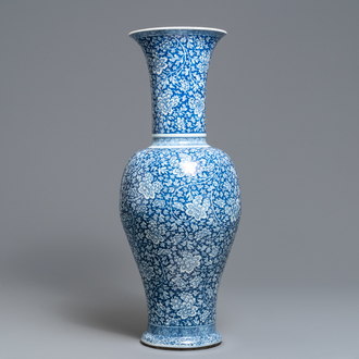 Een zeer grote Chinese blauw-witte yenyen vaas met pioenslingers, Kangxi
