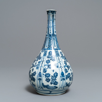 Un vase de forme bouteille en porcelaine de Chine bleu et blanc, Wanli