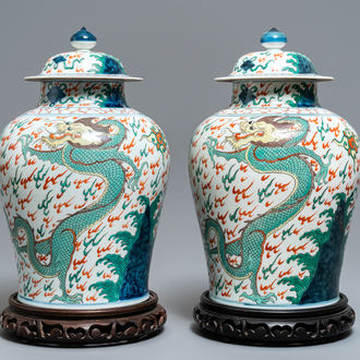 Une paire de vases couverts aux dragons en porcelaine de style wucai, Samson, Paris, 19ème