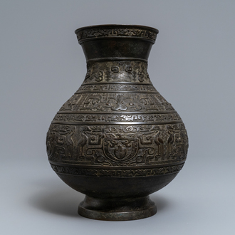 Een Chinese bronzen archaïsche 'hu' vaas, Ming