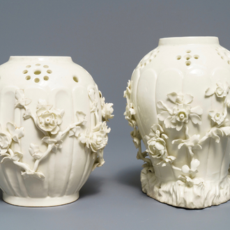 Deux pots-pourris en porcelaine pâte tendre de Saint-Cloud, France, 18ème