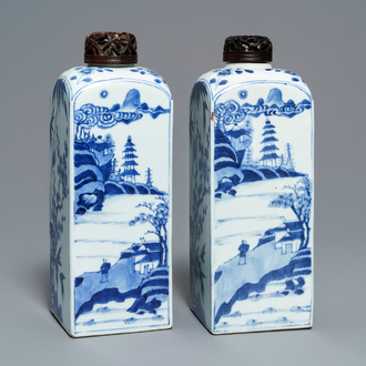 Une paire de boîtes à thé en porcelaine de Chine bleu et blanc, Kangxi