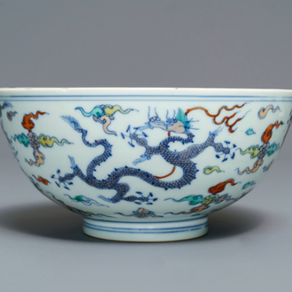 Een Chinese doucai 'draken' kom, Chenghua merk, Kangxi