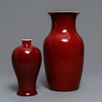 Deux vases en porcelaine de Chine monochrome sang de boeuf et flambé, 18/19ème