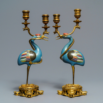 Een paar Chinese cloisonné kraanvogels met verguld bronzen kandelaars, 18/19e eeuw