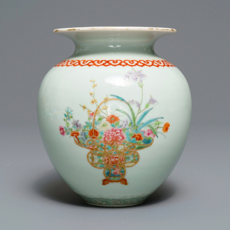 Un vase en porcelaine de Chine famille rose, marque de Qianlong, République