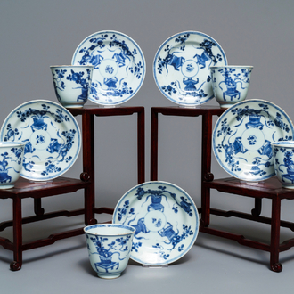 Vijf Chinese blauw-witte koppen en schotels met floraal decor, Kangxi
