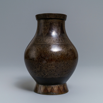 Un vase de forme hu en bronze incrusté, Chine, 19ème