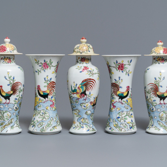 Une garniture de cinq vases en porcelaine de style famille rose, Samson, Paris, 19ème