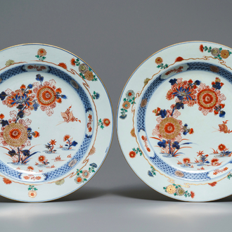 Une paire de plats en porcelaine de Chine verte-Imari, Kangxi/Yongzheng