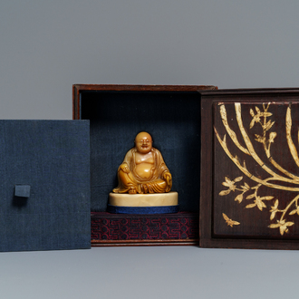 Een Chinese Shoushan zeepstenen figuur van Boeddha met signatuur en inscriptie, 19e eeuw