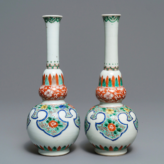 Une paire de vases de forme double gourde en porcelaine de Chine famille verte, Kangxi