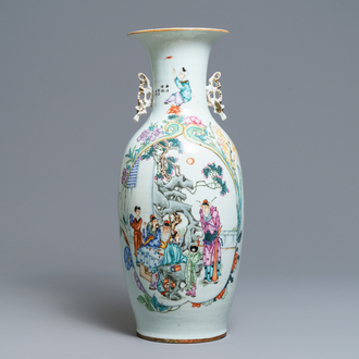 Een fijne Chinese famille rose vaas met tweezijdig decor, 19/20e eeuw