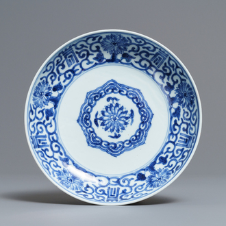 Une assiette en porcelaine de Chine bleu et blanc, marque et époque de Yongzheng
