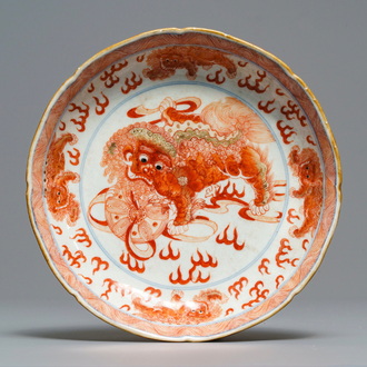 Une assiette en porcelaine de Chine bleu, blanc et rouge de fer, marque de Qianlong, 18/19ème