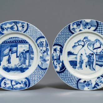 Deux assiettes en porcelaine de Chine bleu et blanc à décor de 'La Romance de la chambre de l'ouest', marque et époque de Kangxi